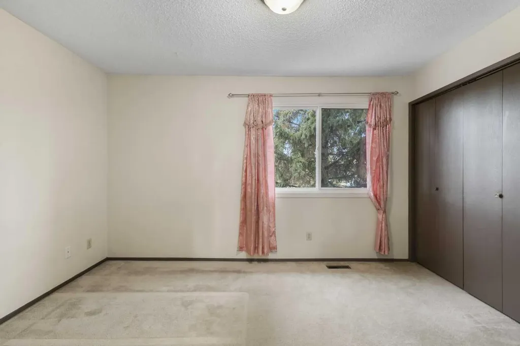 355 Georgian Villas Calgary AB T2A 7C7