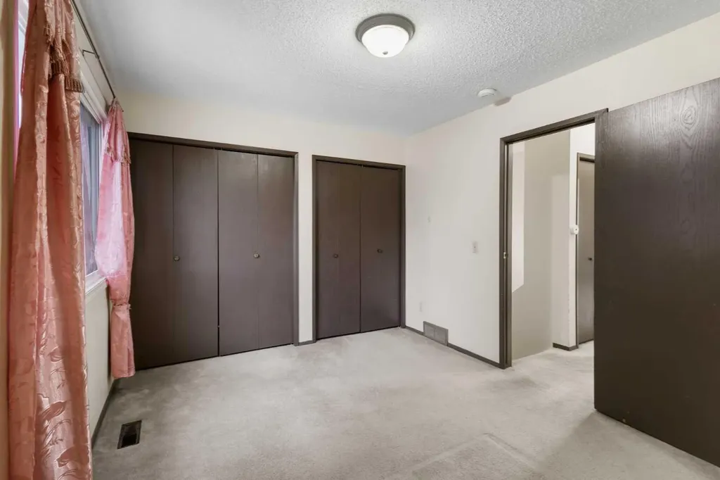 355 Georgian Villas Calgary AB T2A 7C7