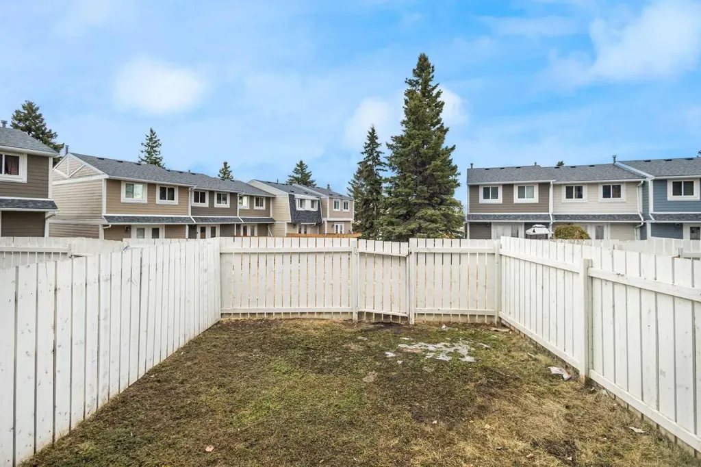 355 Georgian Villas Calgary AB T2A 7C7