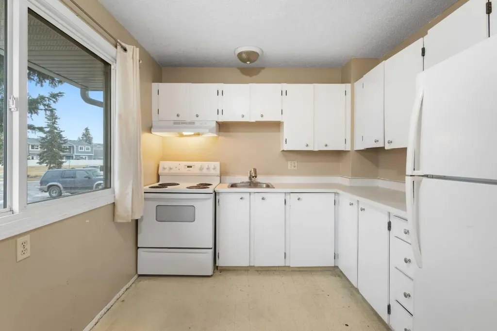 355 Georgian Villas Calgary AB T2A 7C7