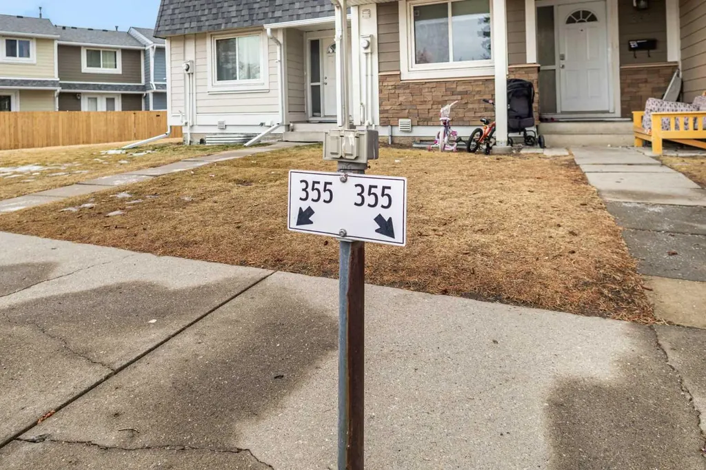 355 Georgian Villas Calgary AB T2A 7C7