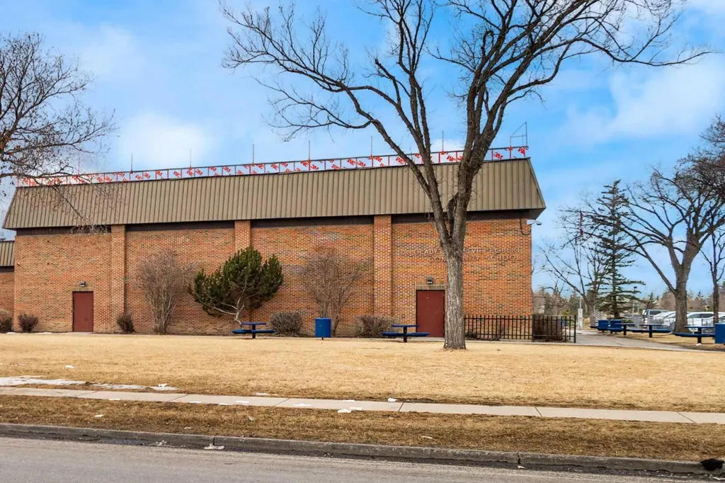 355 Georgian Villas Calgary AB T2A 7C7
