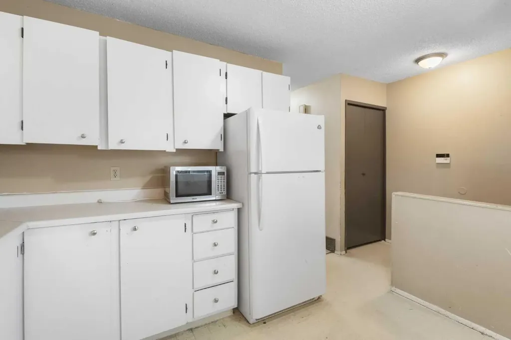 355 Georgian Villas Calgary AB T2A 7C7