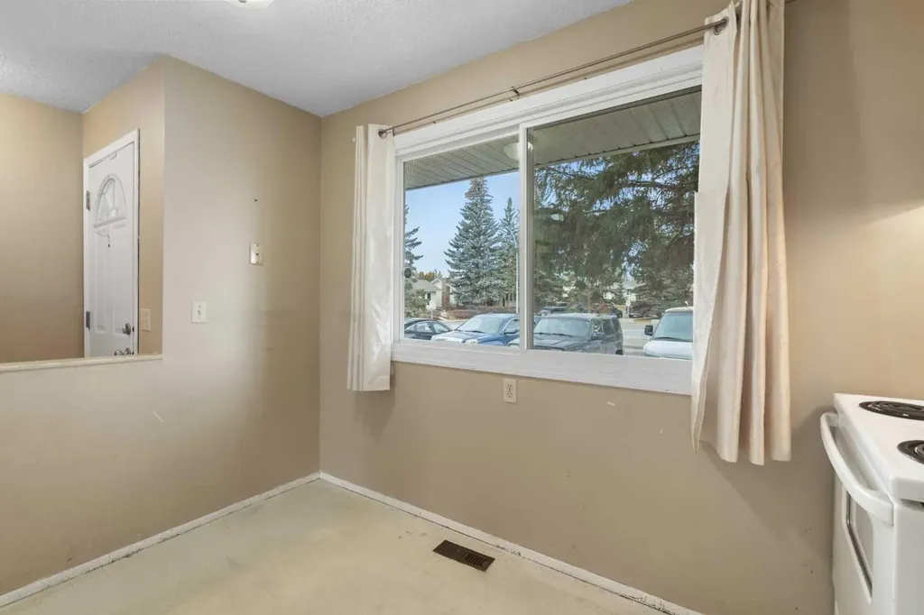 355 Georgian Villas Calgary AB T2A 7C7
