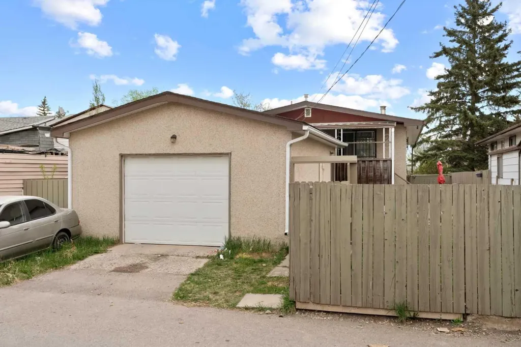 1521 44 Street SE Calgary AB T2A 3A4