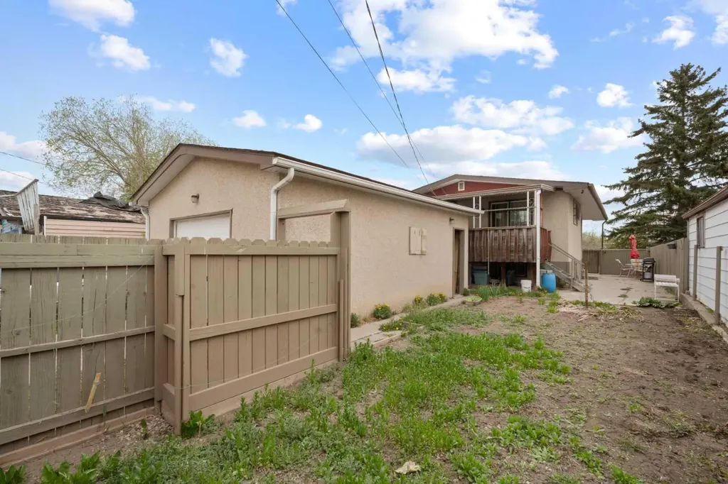 1521 44 Street SE Calgary AB T2A 3A4