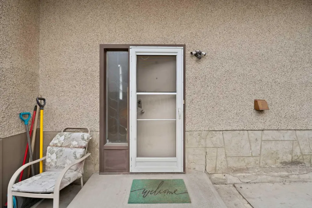1521 44 Street SE Calgary AB T2A 3A4