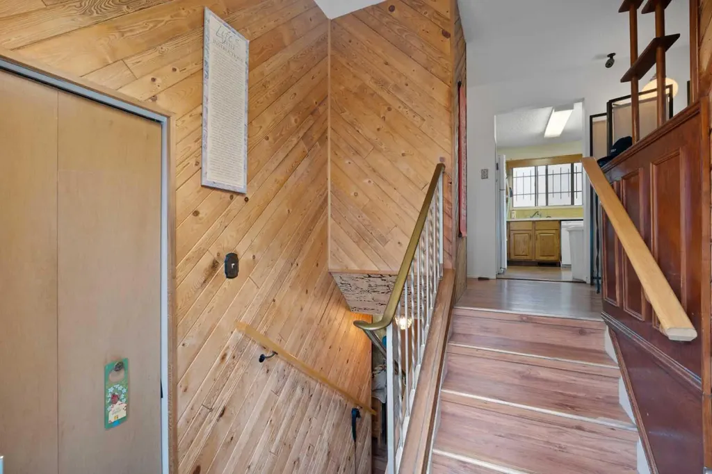 1521 44 Street SE Calgary AB T2A 3A4