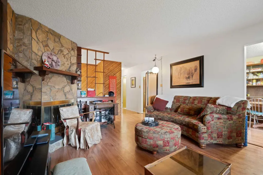 1521 44 Street SE Calgary AB T2A 3A4