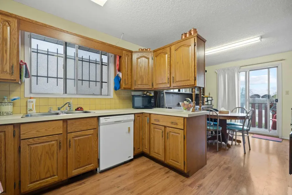 1521 44 Street SE Calgary AB T2A 3A4