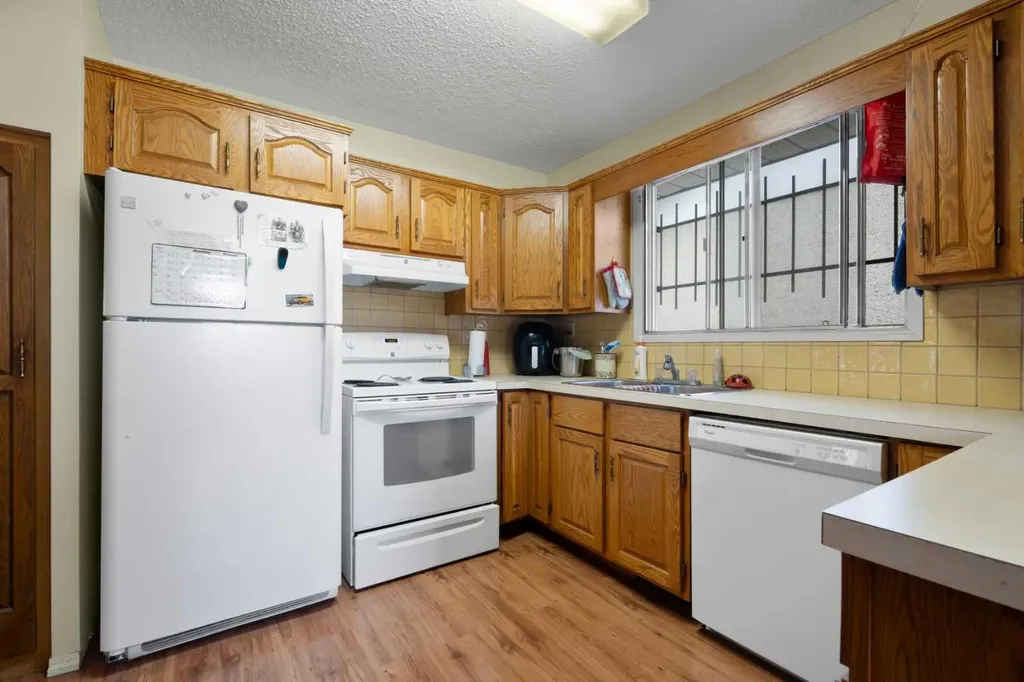1521 44 Street SE Calgary AB T2A 3A4