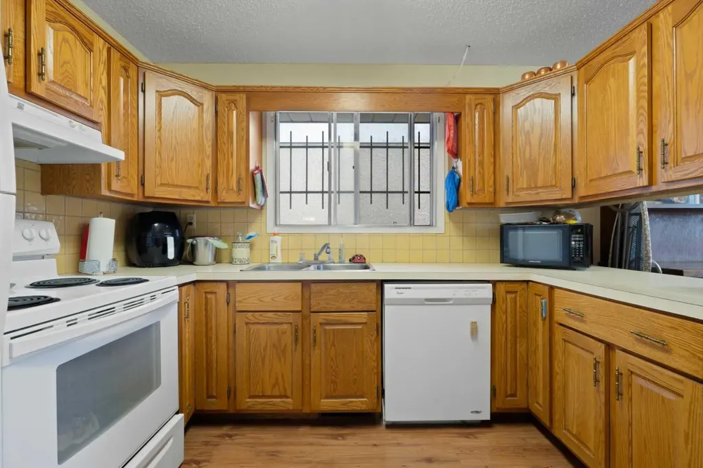 1521 44 Street SE Calgary AB T2A 3A4