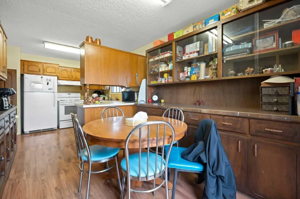 1521 44 Street SE Calgary AB T2A 3A4