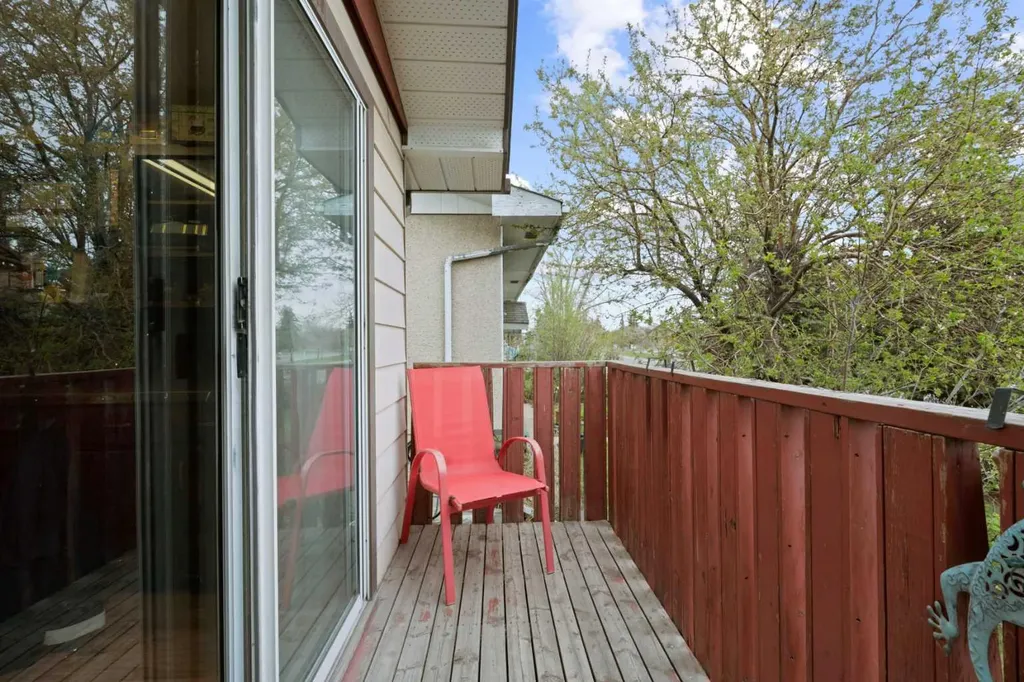 1521 44 Street SE Calgary AB T2A 3A4