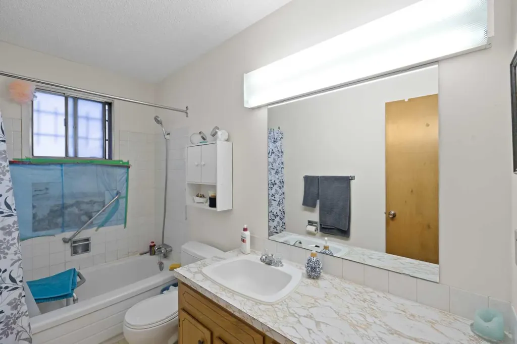 1521 44 Street SE Calgary AB T2A 3A4