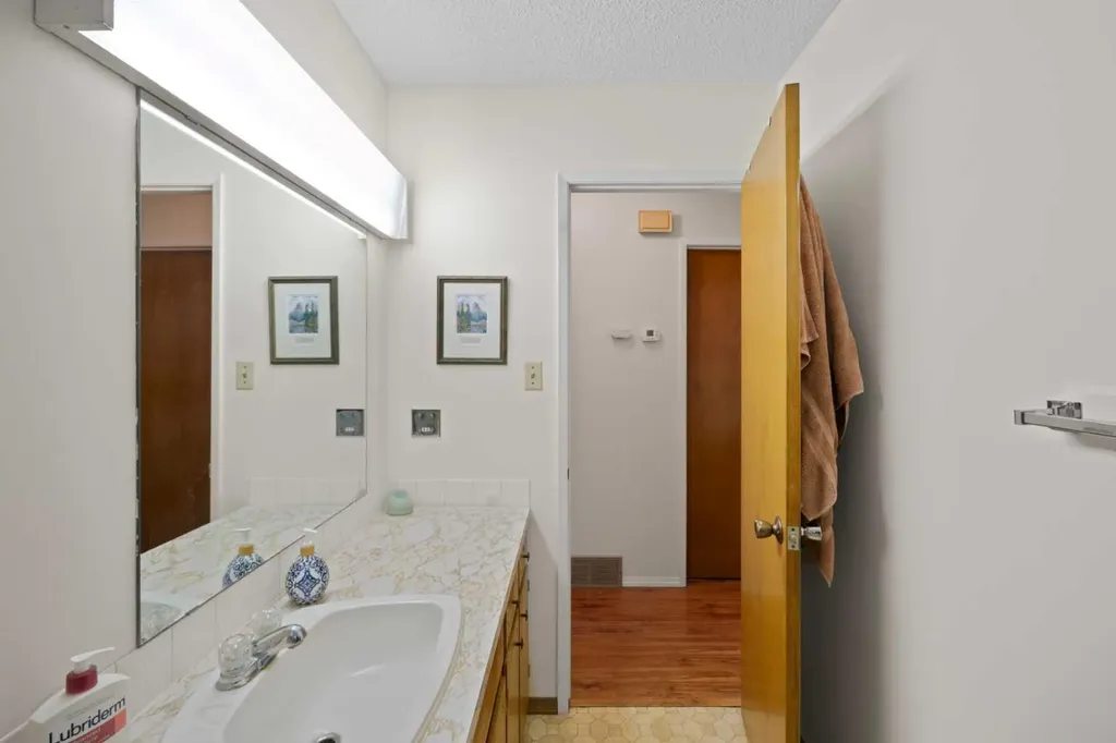 1521 44 Street SE Calgary AB T2A 3A4