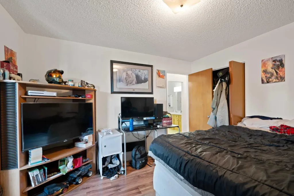 1521 44 Street SE Calgary AB T2A 3A4