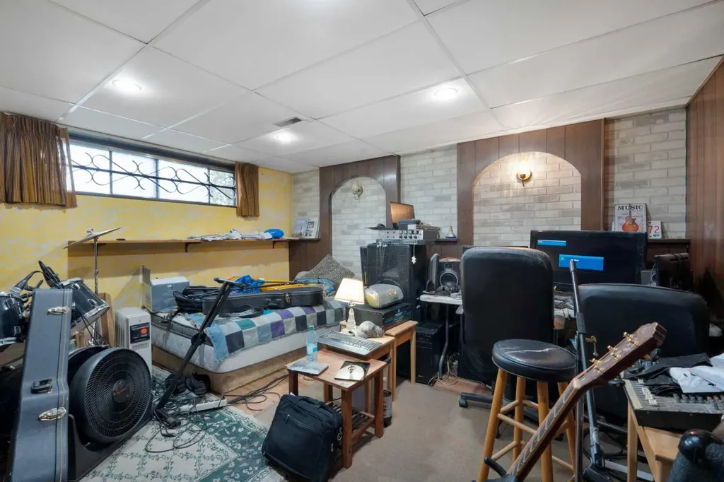 1521 44 Street SE Calgary AB T2A 3A4