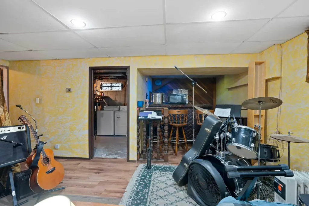 1521 44 Street SE Calgary AB T2A 3A4
