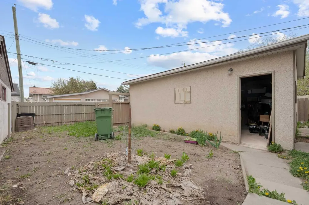 1521 44 Street SE Calgary AB T2A 3A4