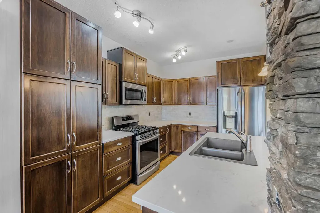 76 Heritage Hill Cochrane AB T4C 0L4