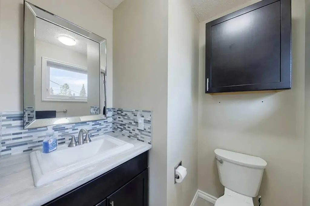 4307 10 Avenue Edson AB T7E 1A9