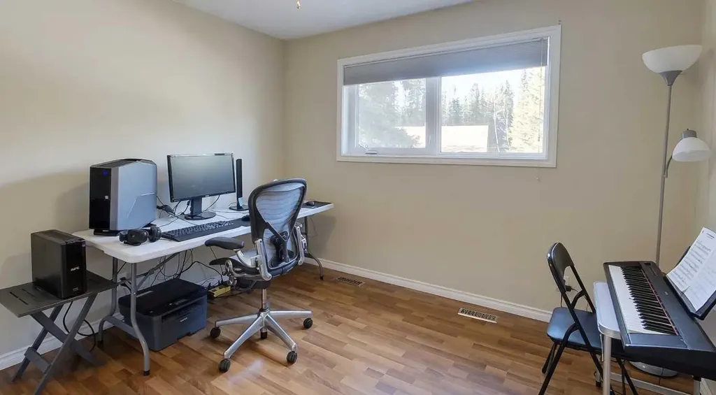 4307 10 Avenue Edson AB T7E 1A9