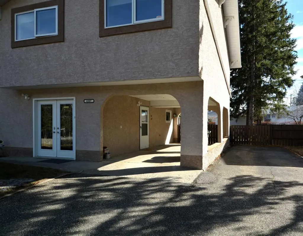 4307 10 Avenue Edson AB T7E 1A9