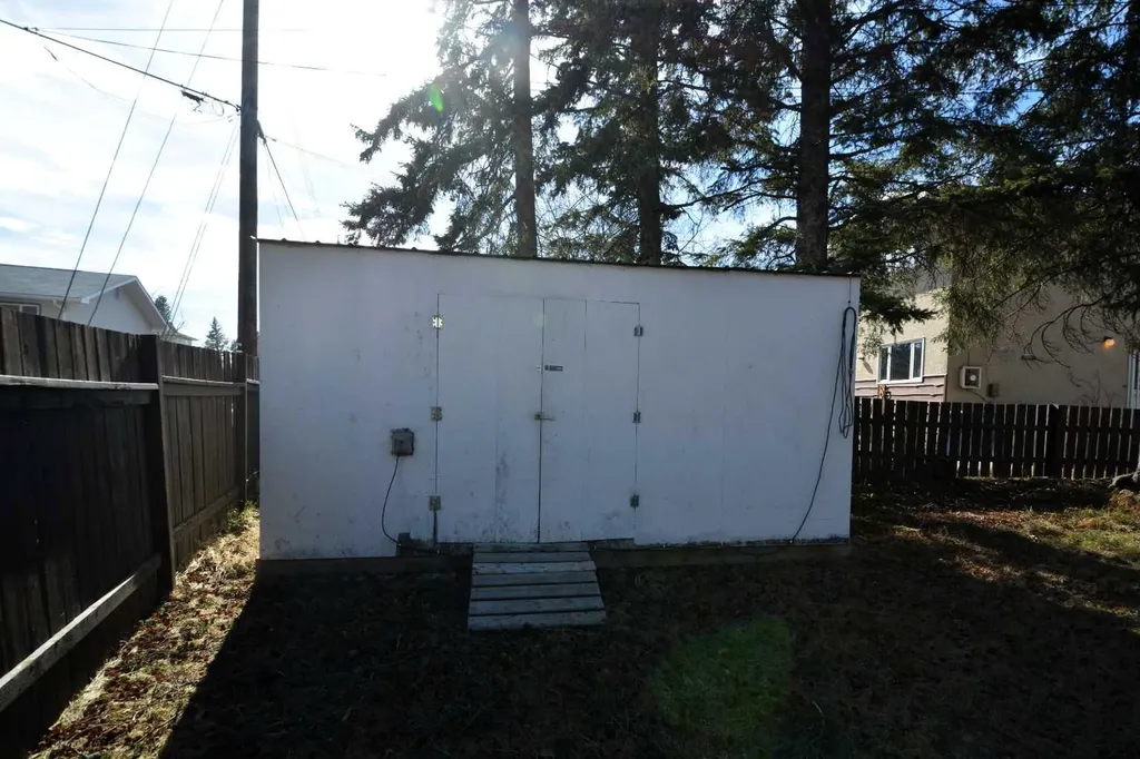 4307 10 Avenue Edson AB T7E 1A9