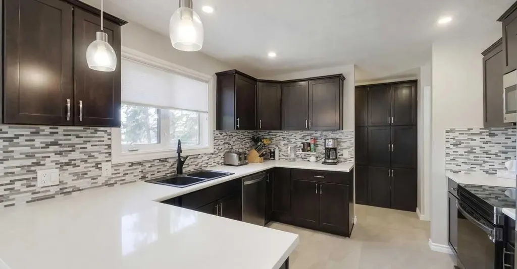 4307 10 Avenue Edson AB T7E 1A9