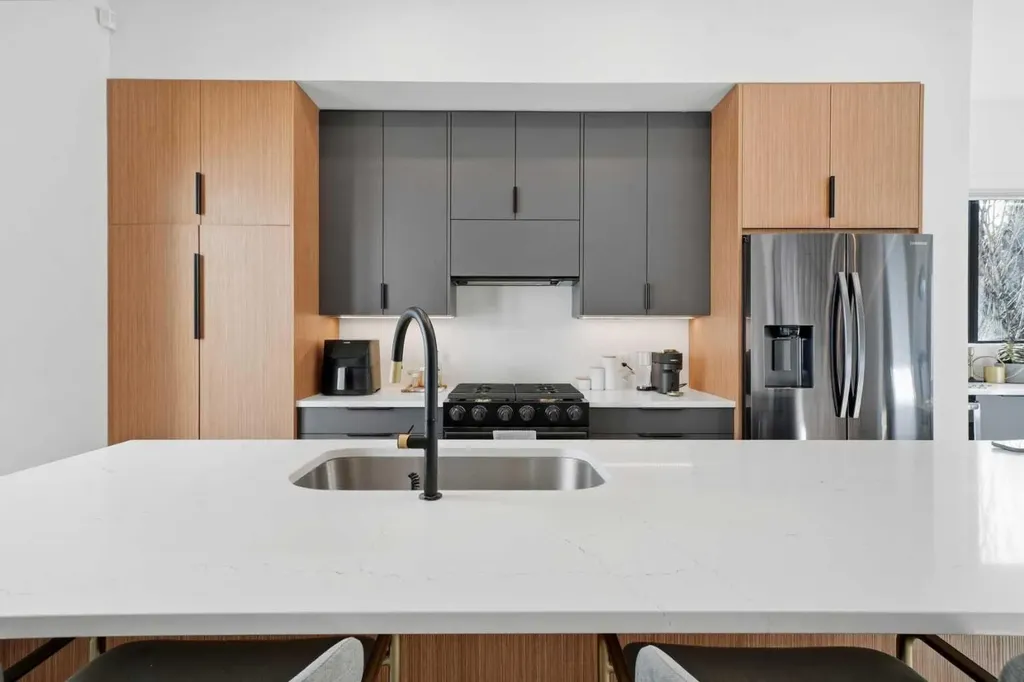 1502 37 Avenue SW Calgary AB T2T 3W2