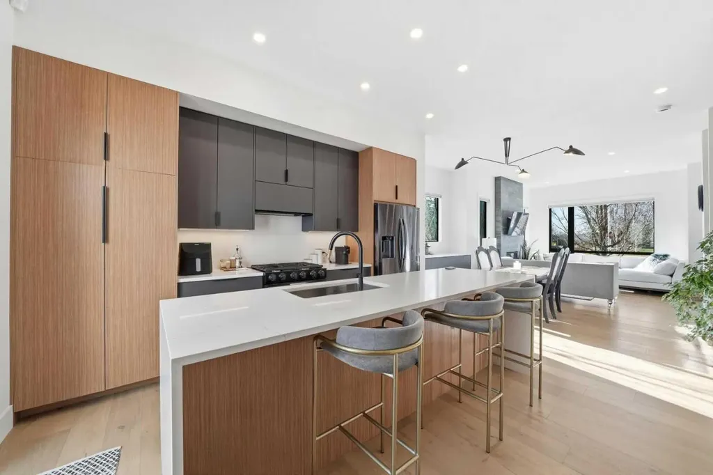 1502 37 Avenue SW Calgary AB T2T 3W2