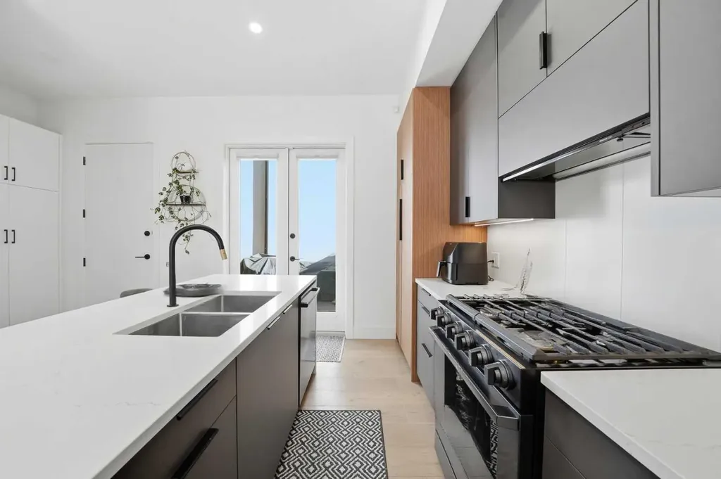 1502 37 Avenue SW Calgary AB T2T 3W2