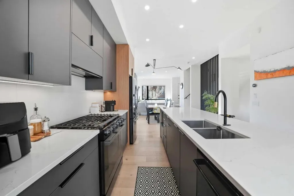 1502 37 Avenue SW Calgary AB T2T 3W2
