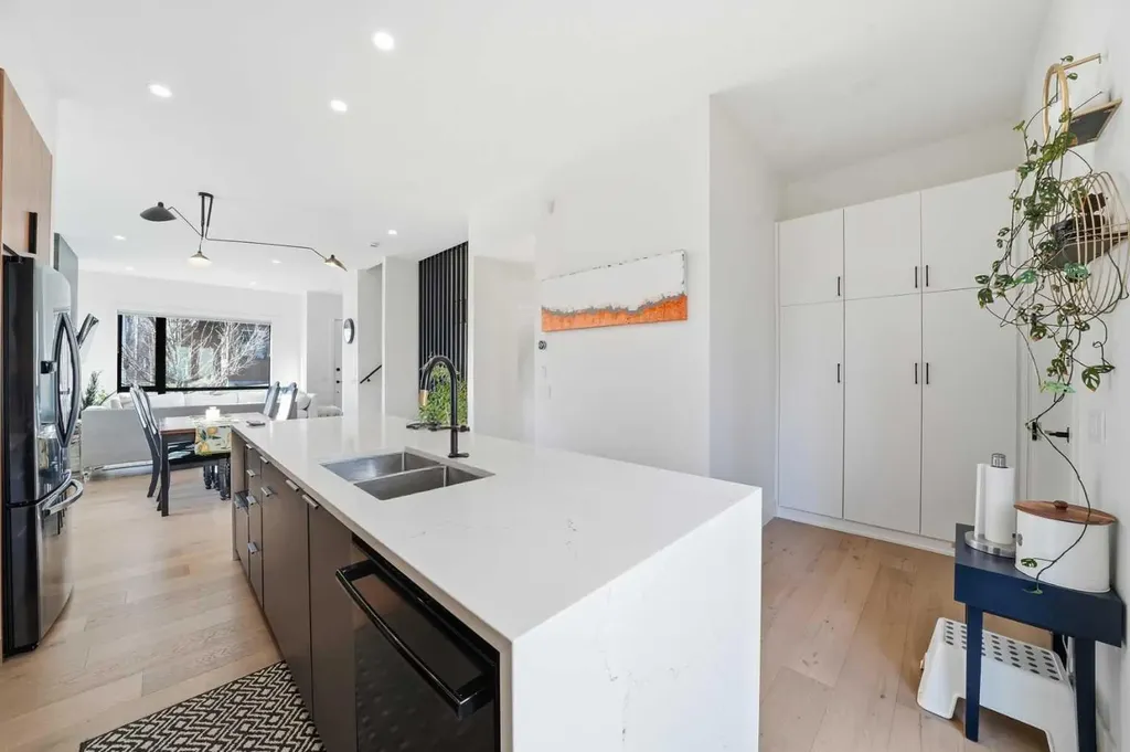 1502 37 Avenue SW Calgary AB T2T 3W2