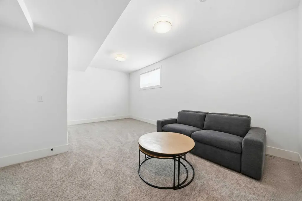 1502 37 Avenue SW Calgary AB T2T 3W2