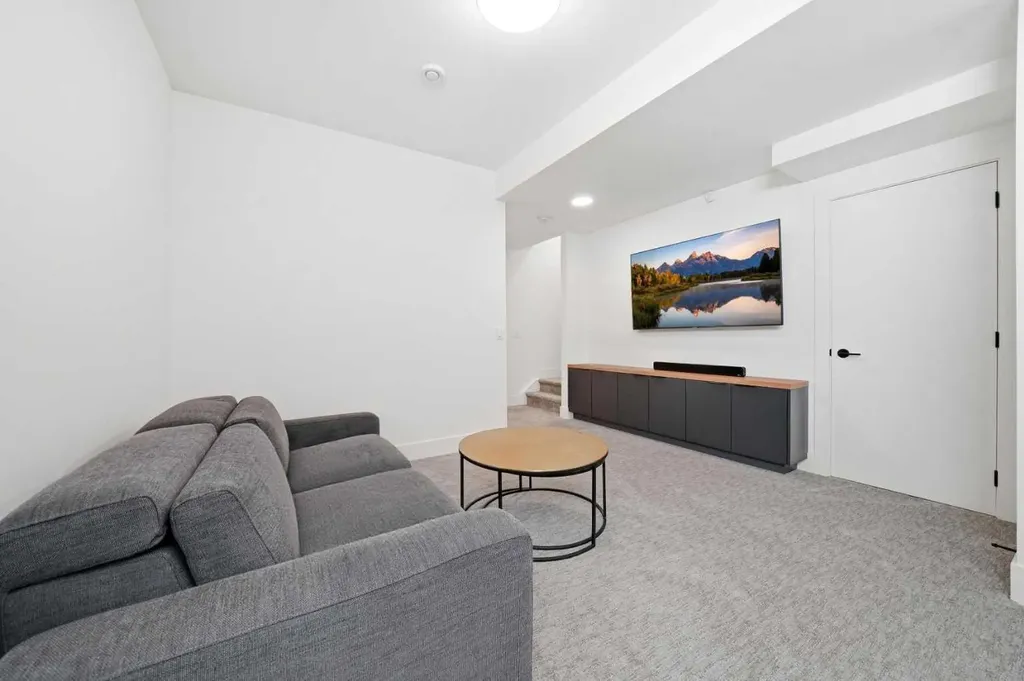 1502 37 Avenue SW Calgary AB T2T 3W2