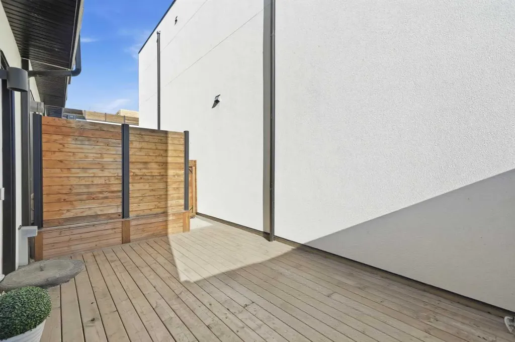1502 37 Avenue SW Calgary AB T2T 3W2