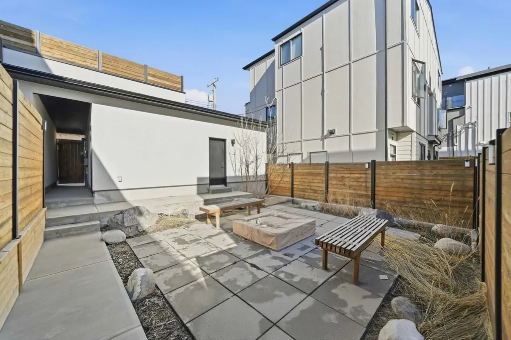 1502 37 Avenue SW Calgary AB T2T 3W2