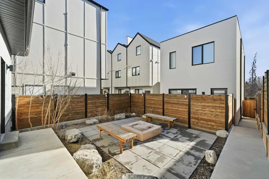 1502 37 Avenue SW Calgary AB T2T 3W2