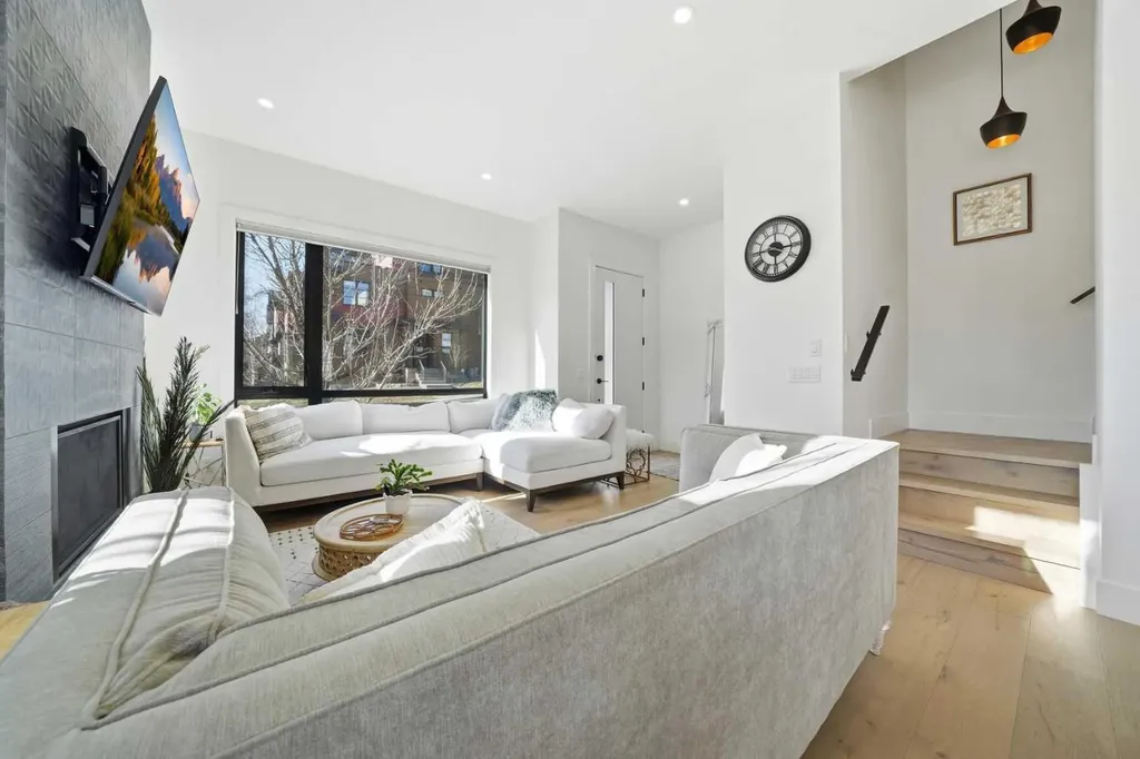 1502 37 Avenue SW Calgary AB T2T 3W2