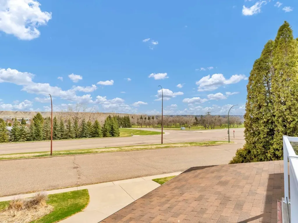 1248 Parkview Drive NE Medicine Hat AB T1C 1N9