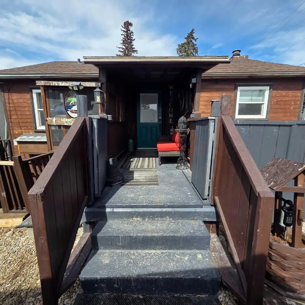 5015 8 Avenue Edson AB T7E 1K6