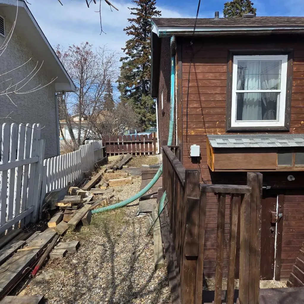 5015 8 Avenue Edson AB T7E 1K6