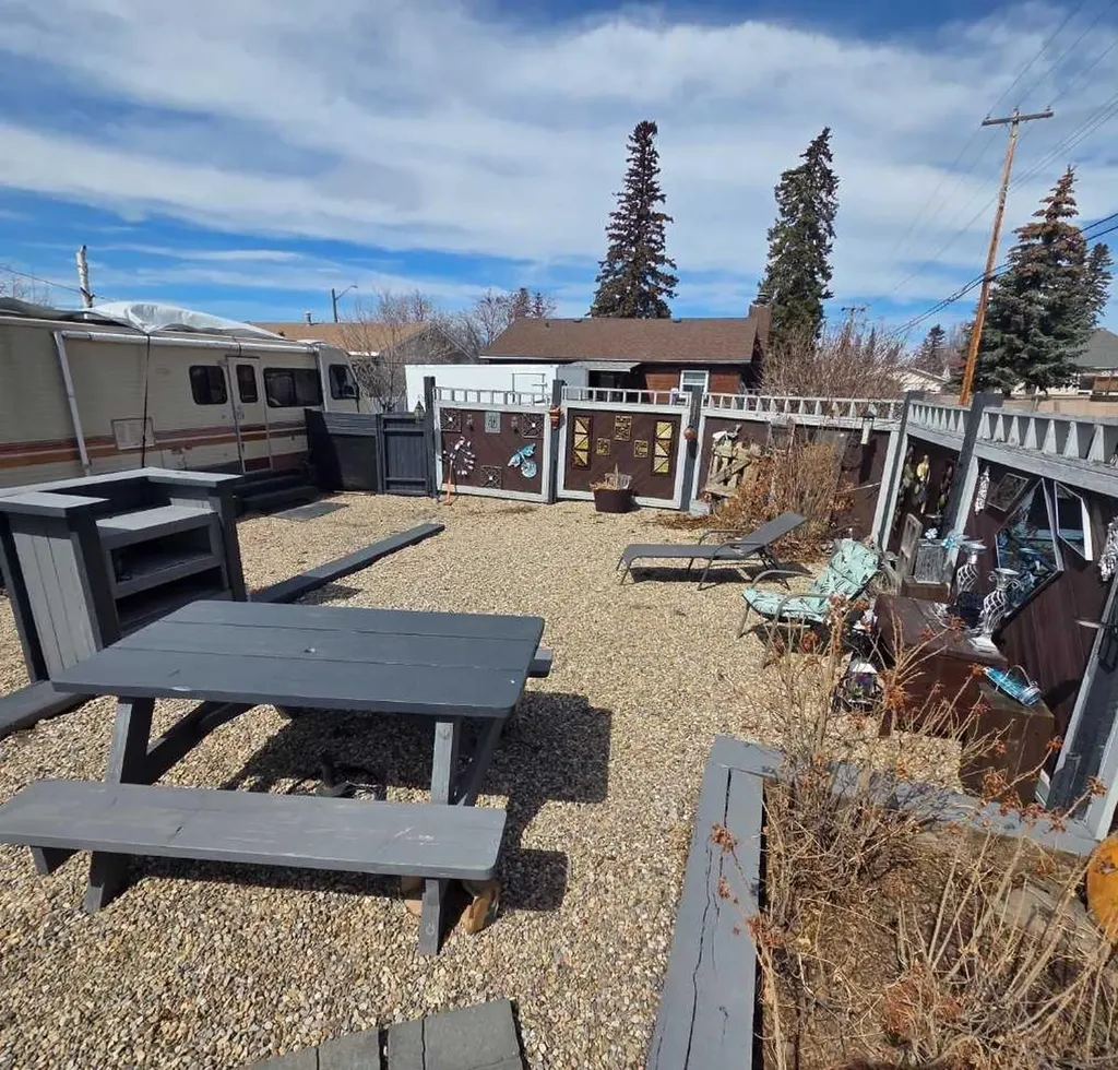 5015 8 Avenue Edson AB T7E 1K6
