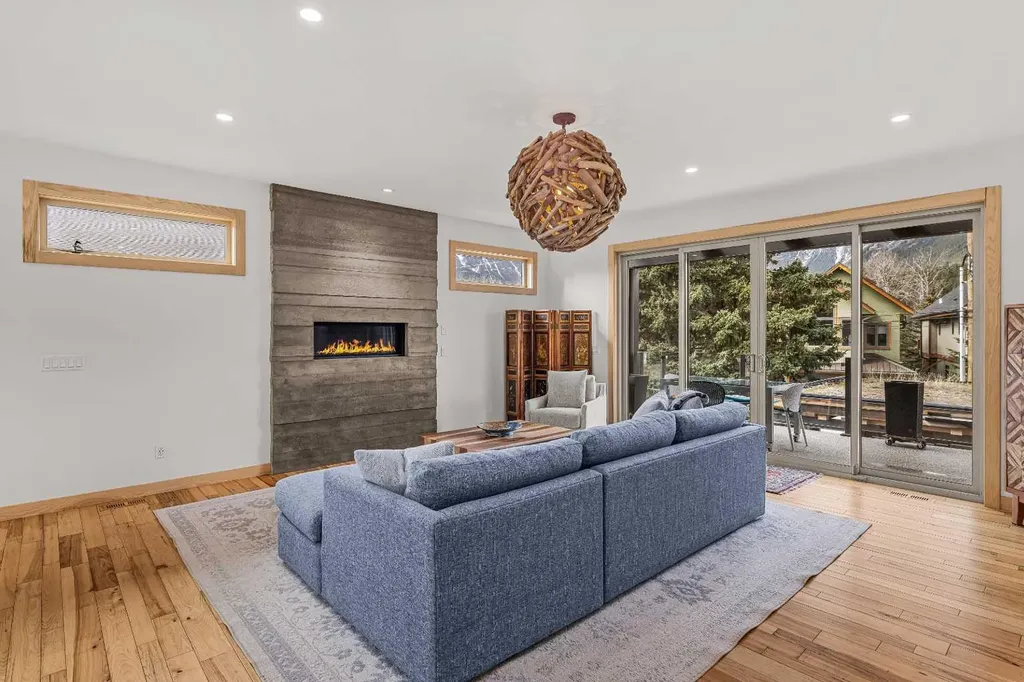 700 8 Avenue Canmore AB T1W 2E3