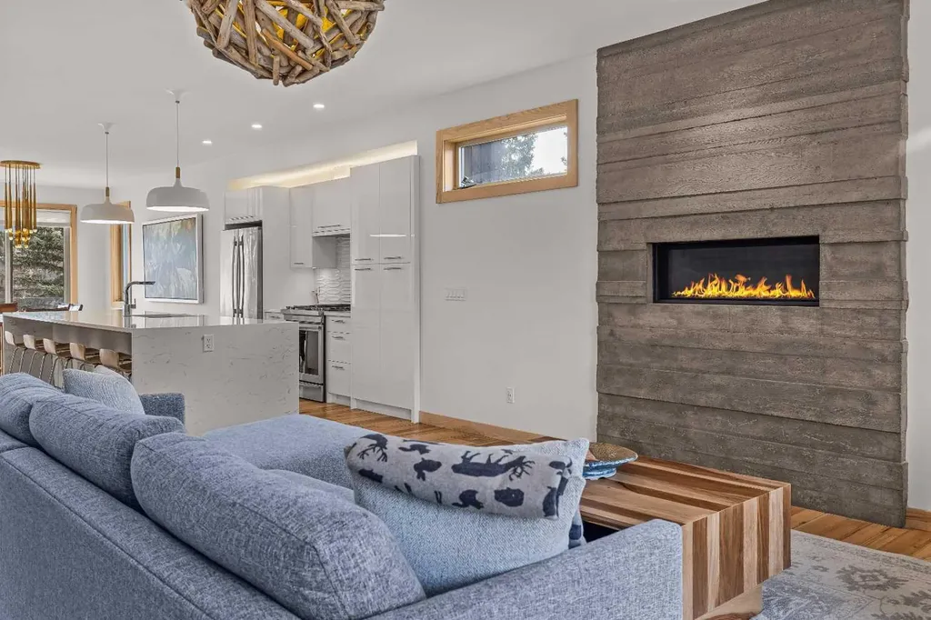 700 8 Avenue Canmore AB T1W 2E3