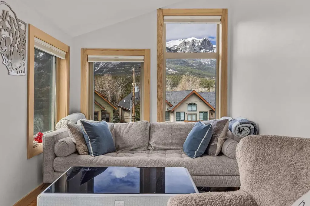 700 8 Avenue Canmore AB T1W 2E3