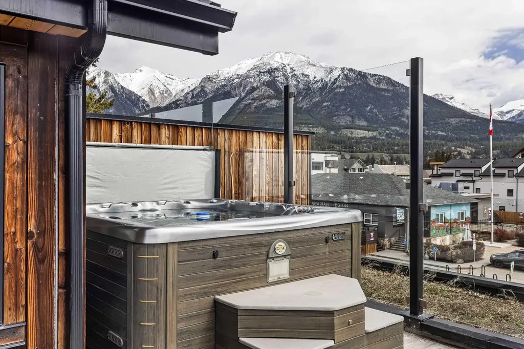700 8 Avenue Canmore AB T1W 2E3