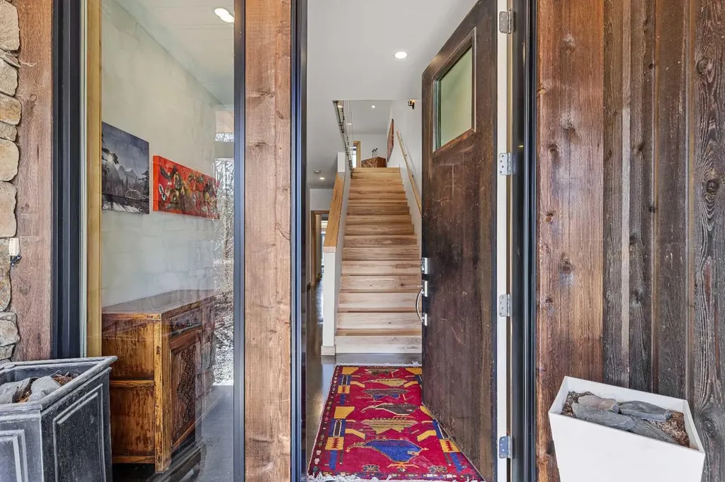 700 8 Avenue Canmore AB T1W 2E3